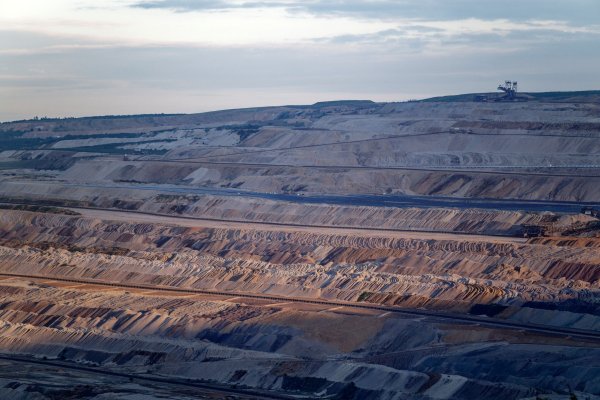 Im Streit um eine aufgelöste Mahnwache nahe dem Tagebau Hambach sind Umweltaktivisten vor Gericht gezogen - mit Erfolg. - © Henning Kaiser/dpa