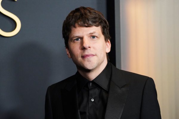 Jesse Eisenberg im November bei den Governors Awards in Los Angeles. (Archivbild) - © Jordan Strauss/Invision via AP/dpa