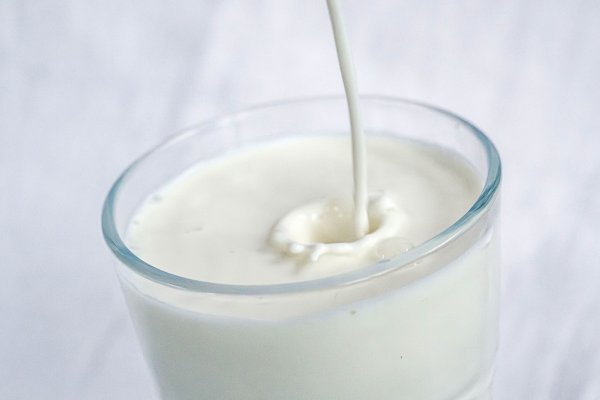 Milch und bestimmte Milchprodukte können das Risiko für Dickdarmkrebs wohl etwas verringern. (Archivbild) - © Sina Schuldt/dpa