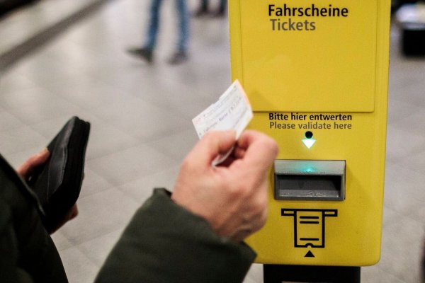 Sind Papiertickets im öffentlichen Nahverkehr bald Geschichte? (Symbolbild) - © Carsten Koall/dpa