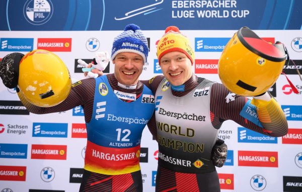 Sieger Max Langenhan (r) und der Zweitplatzierte Felix Loch jubeln im Ziel. - © Robert Michael/dpa