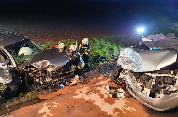 Fünf Verletzte und hoher Sachschaden sind die Folgen eines schweren Verkehrsunfalls, der sich am Montagmorgen auf der Hauptstraße bei Wöbbel ereignete. - © Feuerwehr Schieder-Schwalenberg