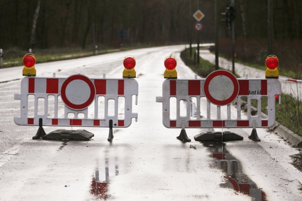 Mehrere Straßen sind nach Sturmtief "Sabine" im Kreis Lippe gesperrt worden. - © Symbolfoto: David Young/dpa