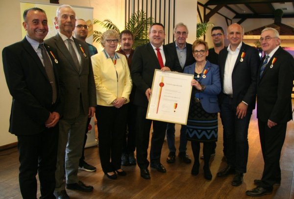 Landrat Dr. Axel Lehmann und die stolzen Träger des Lippischen Ehrenrings. - © Julia Kube