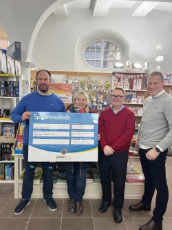 Micha Rosemeier (Round Table 50 Lippe, von links), Susanne Saage (Aktion Löwenmama), Alfred Westermann (Buchhaus am Markt), Marc Hollmann (Präsident Round Table 50 Lippe) bei der Spendenübergabe. - © Round Table 50 Lippe