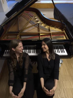 Daniela Jiménez Carabantes (links) und Sara Rodriguez musizieren in der Christuskirche. - © Bildrechte: Kirchengemeinde Detmold-West
