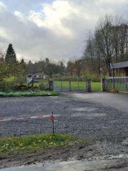 Zum Kunstrasenplatz im Eggestadion führt eine provisorische Zuwegung. - © Wilfried Starke