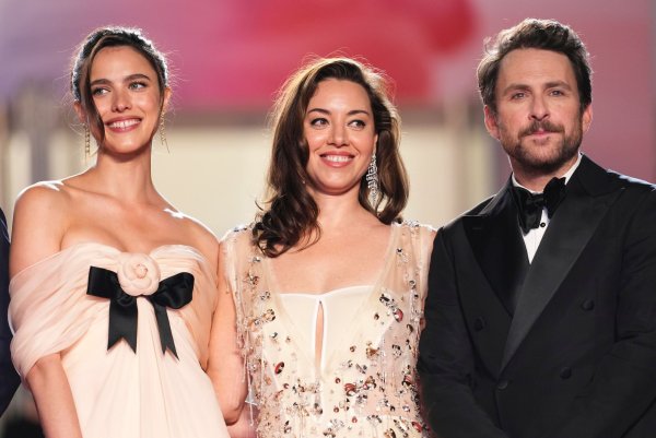 Margaret Qualley (l-r), Aubrey Plaza und Charlie Day bei der Filmpremiere. - © Scott A Garfitt/Invision/AP/dpa