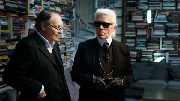 Designer Karl Lagerfeld im Gespräch mit dem Filmemacher Gero von Boehm (links). - © Till Vielrose/ZDF/3sat/dpa