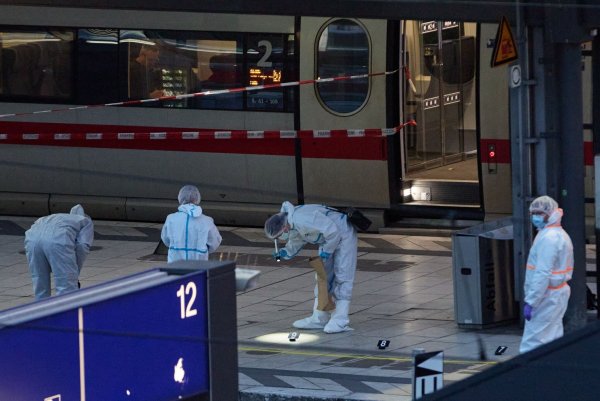 Mitten auf dem Bahnsteig hat eine Frau mit einem Messer um sich gestochen. - © Georg Wendt/dpa