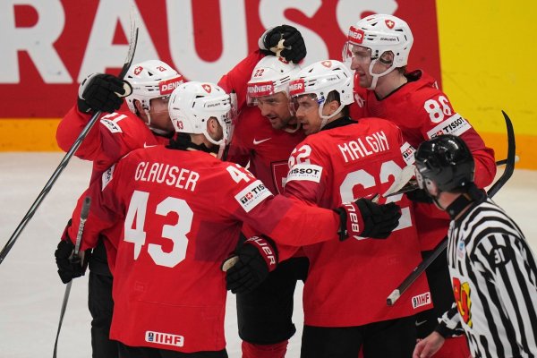 Die Schweiz siegte souverän gegen Überraschungs-Team Dänemark und träumt vom ersten WM-Titel. - © Petr David Josek/AP/dpa