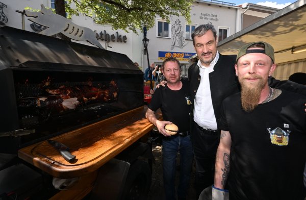Ministerpräsident Söder am Schweinegrill. - © Felix Hörhager/dpa