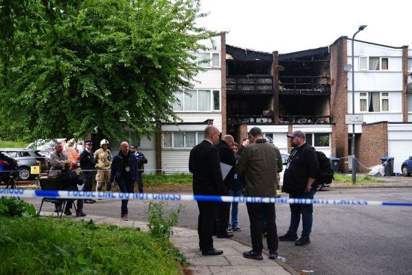 Die Polizei wurde zu dem Hausbrand gerufen. - © James Manning/PA Wire/dpa