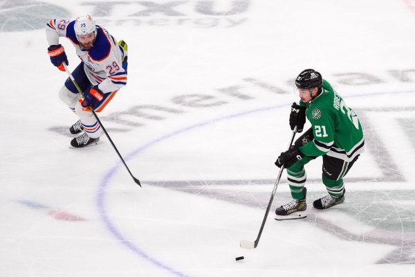 Leon Draisaitl (links) legte beim Sieg gegen die Dallas Stars seinen 13. Assist für die Edmonton Oilers in den laufenden Playoffs auf. - © LM Otero/AP/dpa