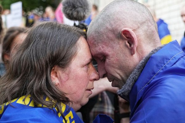 EIn Austausch von Gefangenen führt oft zu bewegenden Momenten - wie hier zwischen einem Ukrainer und seiner Frau in der Region Tschernihiw. - © Efrem Lukatsky/AP/dpa