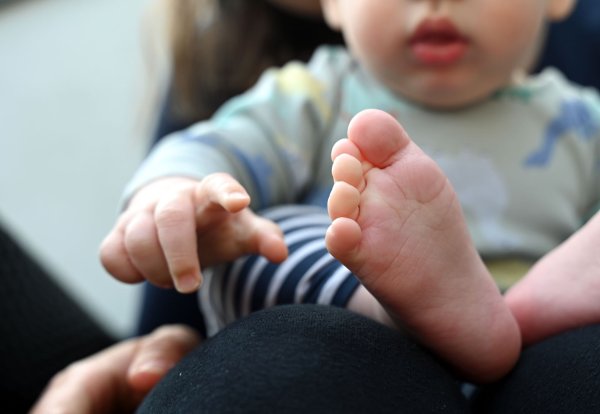 Eltern sind einer Studie zufolge durchschnittlich weniger zufrieden als Kinderlose, empfinden aber mehr Sinn im Leben (Archivbild). - © Elisa Schu/dpa