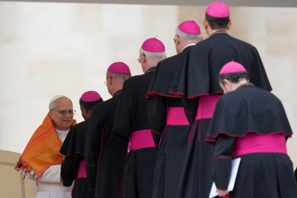 Der neue Papst Leo XIV. hat eine alte Tradition wiederbelebt - den sogenannten Konklave-Bonus. (Archivbild) - © Gregorio Borgia/AP/dpa