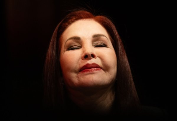 Priscilla Presley bringt mit 80 Jahren neue Memoiren heraus. - © Boris Roessler/dpa