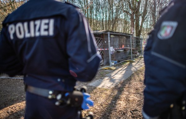 Polizisten stehen im März 2019 an der Baracke von Andreas V. auf dem Campingplatz in Elbrinxen. - © Guido Kirchner/dpa