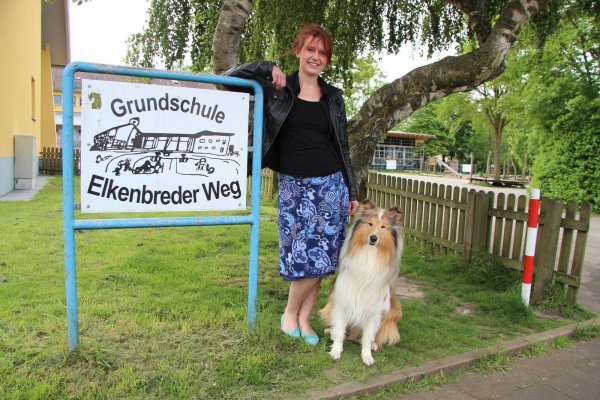 Ein gutes Team: Stefanie Lösing mit Collie "Barney", der als ausgebildeter Schulhund auch mit in den Unterricht darf. - © Katrin Kantelberg