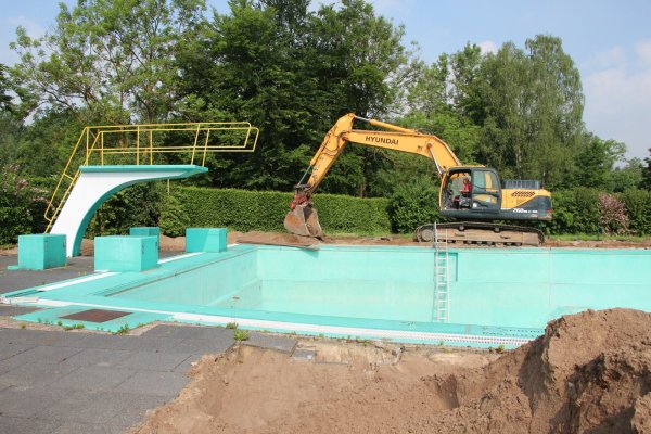 Schweres Gerät: Aktuell wird der Rand des alten Schwimmbeckens freigelegt. Badegäste wird es hier erst im nächsten Jahr wieder geben. - © Marlen Grote