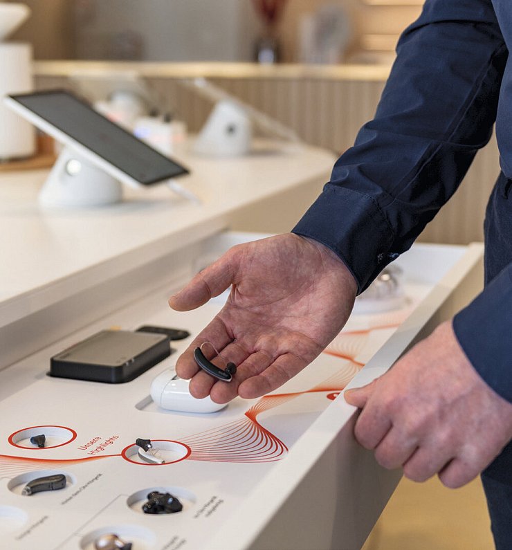 Das Unternehmen bietet Hörakustik auf höchstem Niveau. Dazu gehören technisch-innovative Lösungen, wie Geräte mit Bluetooth-Unterstützung sowie maßgefertigte Anpassungen. - © Ulrike Fackert (Spiegelbild Köln)