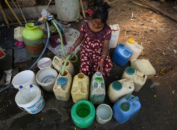 Der Zugang zu sauberem Trinkwasser ist in vielen Gegenden der Welt keine Selbstverständlichkeit. Die Klimakrise verstärkt das Problem zusätzlich. - © Mahesh Kumar A./AP/dpa