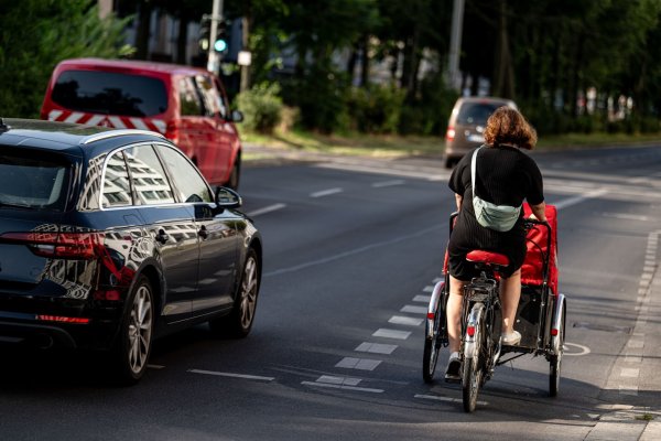 Eine Fahrradfahrerin fährt mit einem Lastenfahrrad auf einem Radweg. - © Fabian Sommer/dpa/Symbolbild