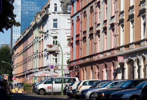 Blick auf eine Häuserzeile im Frankfurter Nordend. - © Frank Rumpenhorst/dpa