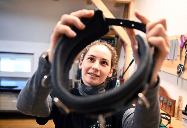 Sattlerin Viktoria Kottler arbeitet in ihrer Werkstatt an einem Lederhalsband, welches für den Bereich der Erotik bestimmt ist. - © Uli Deck/dpa