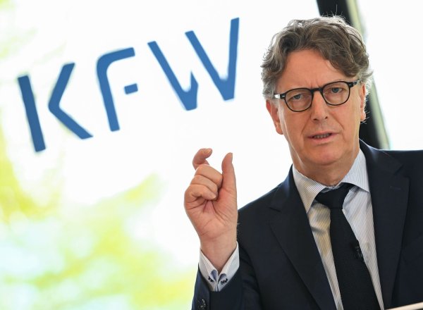 Stefan Wintels, Vorstandsvorsitzender der KfW Bankengruppe, stellt die Bilanz für 2023 vor. - © Arne Dedert/dpa