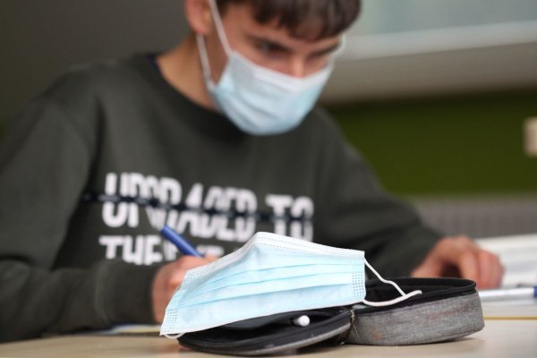 Der Druck, der derzeit auf Schülern und Lehrern laste, sei groß, sagt die GEW. - © picture alliance / Eibner-Pressefoto