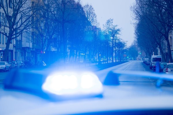 Ein Blaulicht leuchtet auf dem Dach eines Streifenwagens der Polizei. - © Christoph Soeder/dpa/Symbolbild
