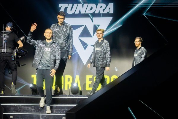 Tundra Esports um den Deutschen Nine (l) gilt als Titelanwärter bei der Dota-WM «The International». - © Christoph Soeder/dpa
