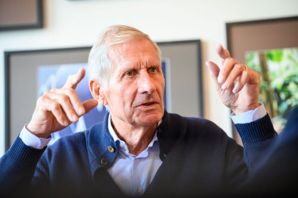 Ulrich Wickert, Journalist und Autor, gestikuliert während eines Interviews im Literaturhauscafé. - © Jonas Walzberg/dpa/Archivbild