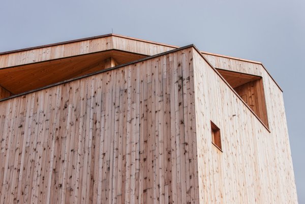 Komplett aus Holz gebaut: Das «Haus der Berge» informiert über die Geschichte der Region und das Unesco-Weltnaturerbe, zu denen die Sextner Dolomiten zählen. - © Arno Dejaco/freiundzeit/dpa-tmn