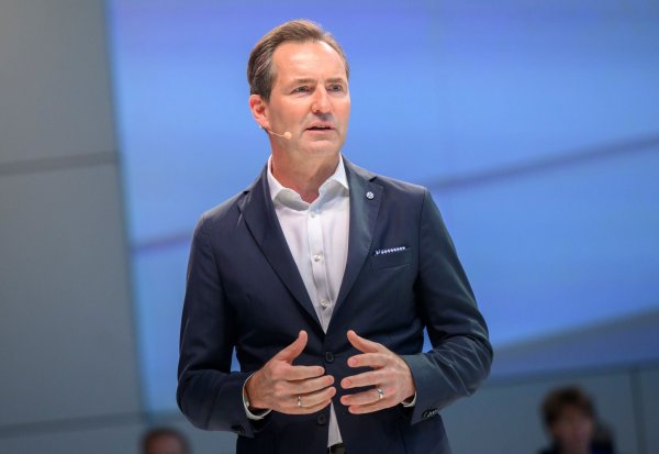 Der VW-Markenchef Thomas Schäfer begründet die Einstellung des Modells Up mit neuen Regeln für die Cybersecurity in Neuwagen. - © Julian Stratenschulte/dpa