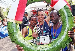 Siegertrio: Robiel Weldemichael (l.) und Stanley Kipkogei nehmen Rekordmann Elias Sansar in die Mitte. - &copy; Sarah Jonek