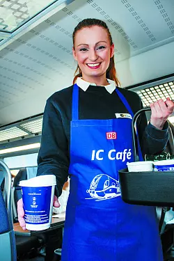 Fahrgäste werden im neuen IC 2 am Platz bedient. - © Franz Purucker