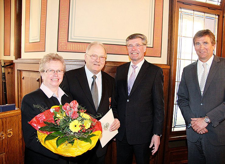 Louis-Dieter Hempelmann (Zweiter von links) hat von Landrat Friedel Heuwinkel das Bundesverdienstkreuz erhalten. Mit im Bild Ehefrau Karin und Bürgermeister Christian Liebrecht (rechts). - © Foto: Becker