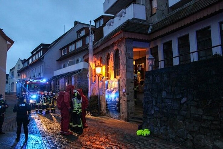 Einsatzkräfte unter CSA gehen in das betroffene Gebäude vor. - © Frank Tasche/Feuerwehr Bad Salzuflen