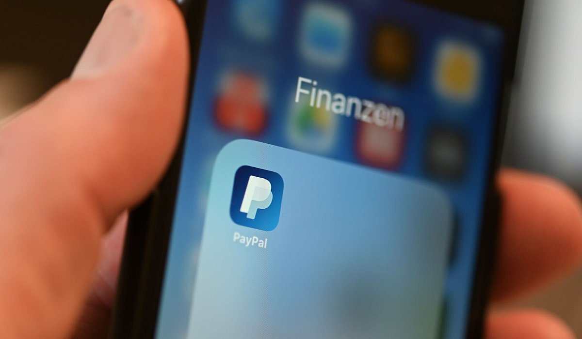 Die Applikation von PayPal ist auf einem Mobilfunkger&auml;t zu sehen - Felix K&auml;stle/dpa