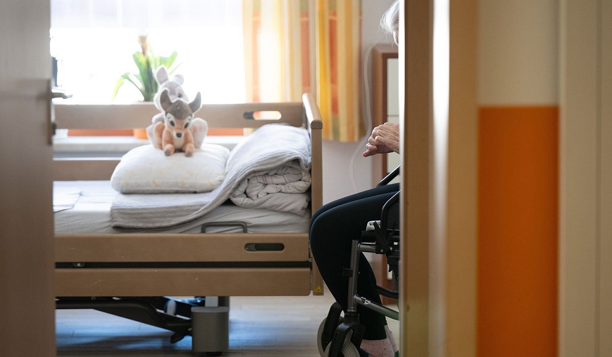Blick in ein Zimmer eines Pflegeheims - Sebastian Kahnert/dpa/dpa-tmn