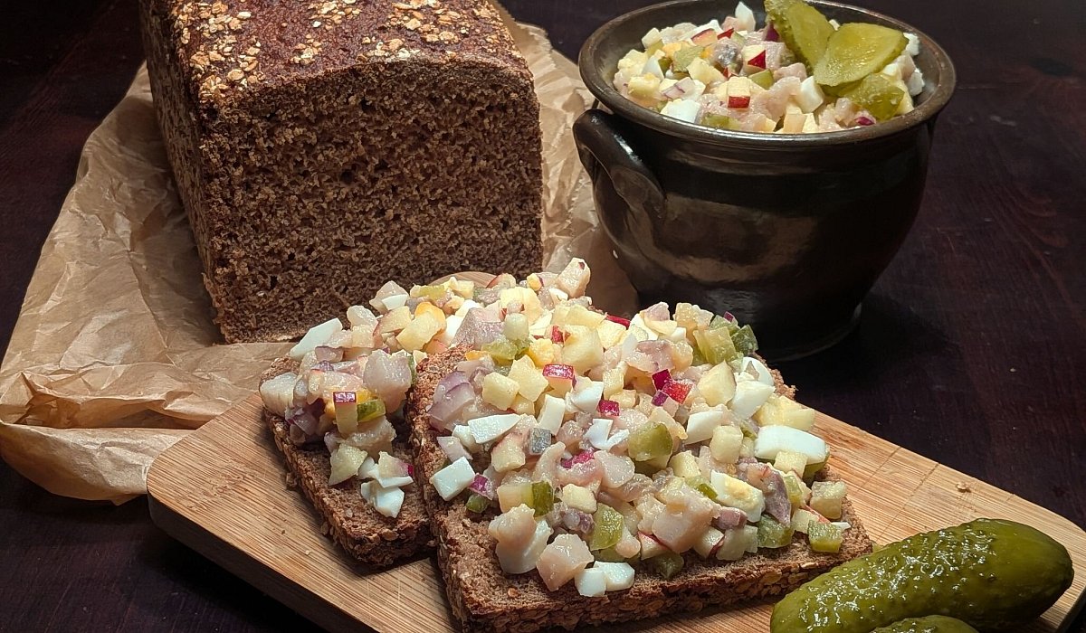 Salziger Matjes, s&uuml;&szlig;er Apfel und knackige Gurken auf einem Brot - Doreen Hassek/hauptstadtkueche.blogspot.com/dpa-tmn