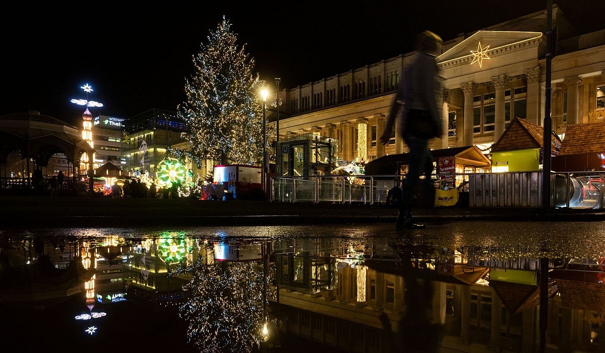Ein Weihnachtsbaum spiegelt sich in einer Pfütze - Marijan Murat/dpa/dpa-tmn