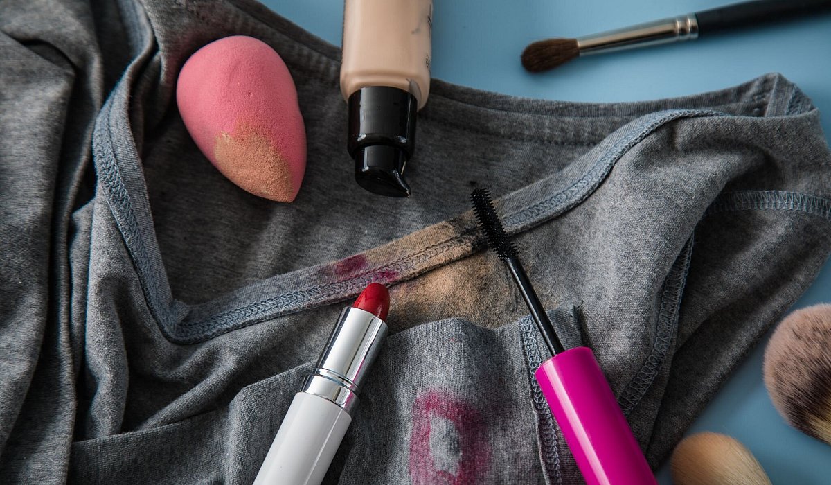 Make-up Flecken auf einem Kleidungsstück - Christin Klose/dpa-tmn