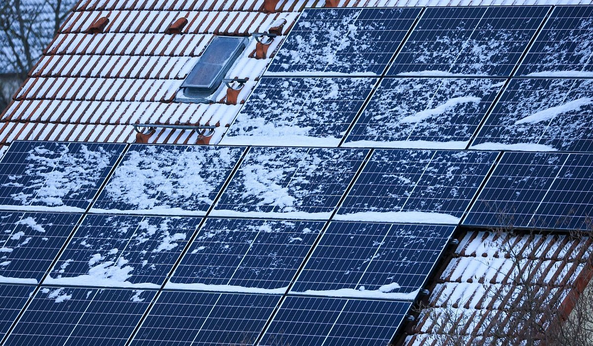 Eine d&uuml;nne Schneedecke auf einer Solaranlage - Jan Woitas/dpa/dpa-tmn