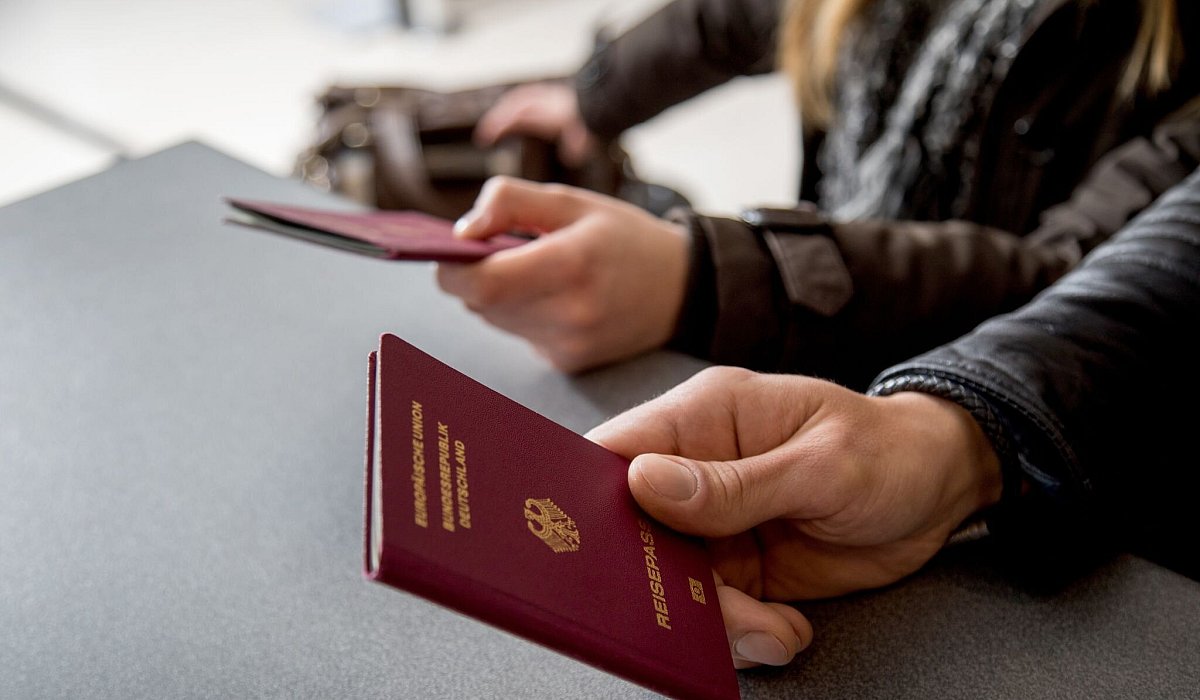 Zwei Personen pr&auml;sentieren ihre Reisep&auml;sse am Flughafen - Christin Klose/dpa-tmn