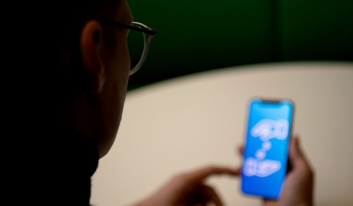 Ein Mann verwendet sein Smartphone - Zacharie Scheurer/dpa-tmn