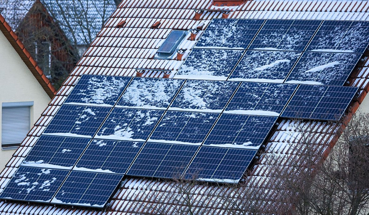 D&uuml;nne Schneedecke auf Solaranlage eines Einfamilienhauses - Jan Woitas/dpa/dpa-tmn